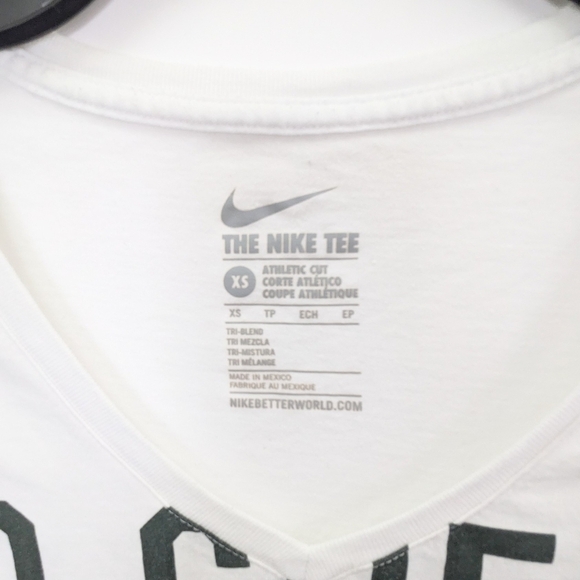 ⚡️Nike 'Go Green Go White' V-Neck Graphic T-Shirt - Picture 3 of 3